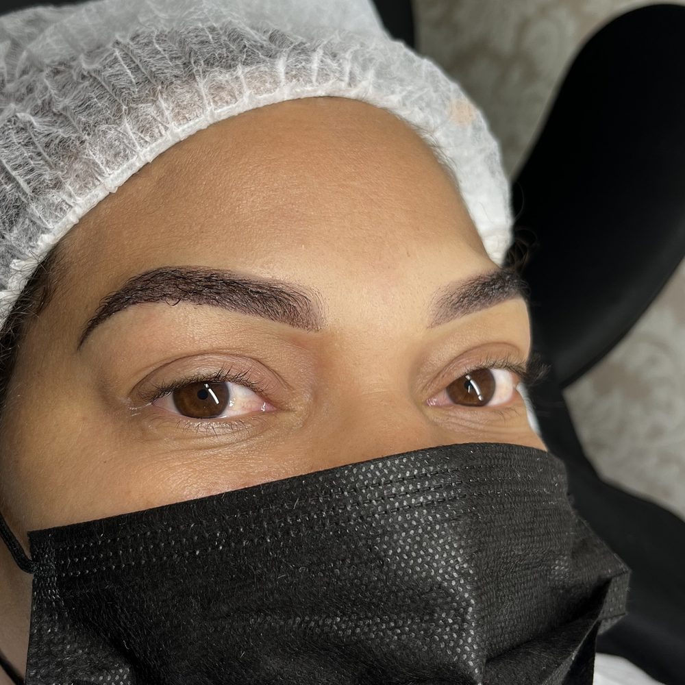 Diseño de cejas a la medida